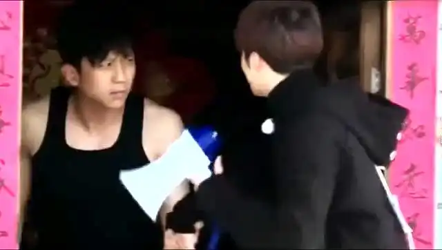 王嘉尔花式叫醒惹怒邓超,鹿晗再现傻狍子经典表情很意外很惊喜
