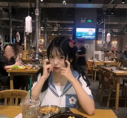 抖音网红草莓果酱直播翻车,视频直播与表情包差距惊人
