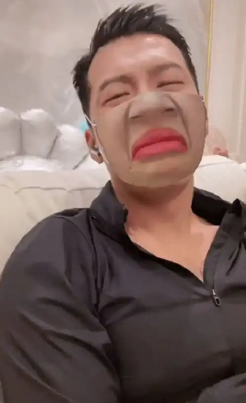 何超莲与男友搞怪拍照,窦骁满脸嫌弃不忘配合,表情真实又搞笑
