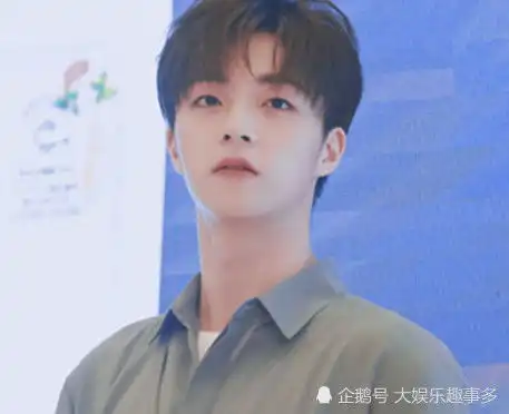 陈立农跟谁合照都很正经,唯独和她比爱心,我真的羡慕了
