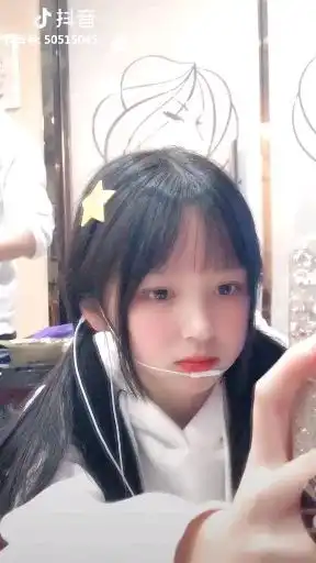 有人知道这个表情包里的女孩是谁吗
