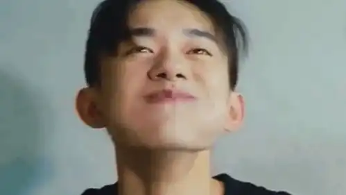 表情易烊千玺你某人啊,被喜欢的人表白,表面风平浪静,内心如图所示500...表情
