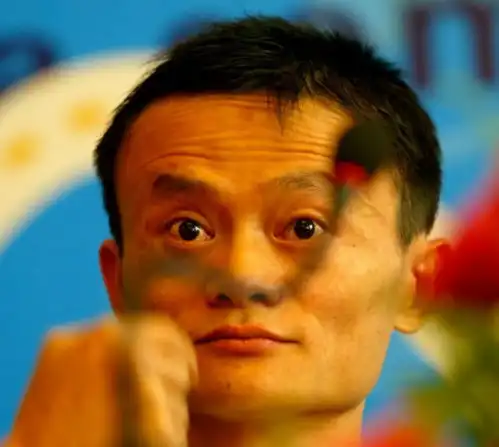 马云路边摊品尝水果,听说苹果一百元1个,脸上表情太逗了
