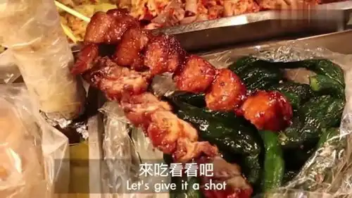老外在中国老外吃鸡爪和鸡屁股,看看他吃后的表情
