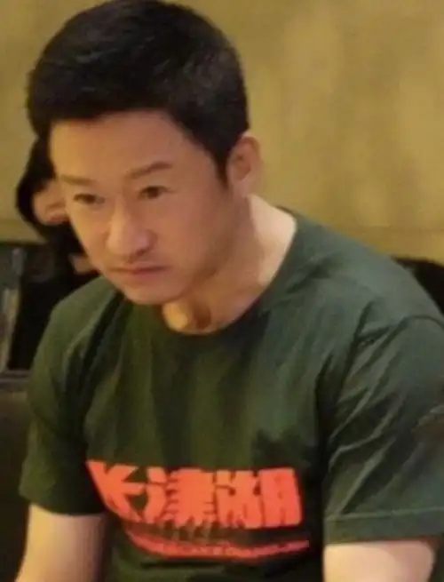 吴京朱亚文胡军晒吃汉堡照片,三人互相调侃,吴京狼吞虎咽变表情包
