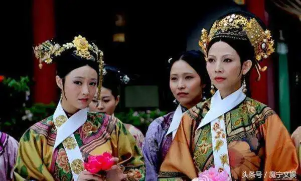 为毛影视剧里的白马王子都爱二百五似的灰姑娘
