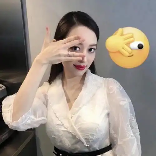 吉娜模仿郎朗同款表情包晒无名指婚戒秀恩爱甜蜜十足
