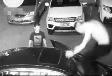表情男子赤身拦车踹碎风挡玻璃追打司机拍摄视频表情
