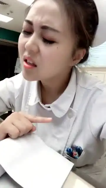 漂亮的小姐姐火了,上班没事录视频,这表情真丰富啊
