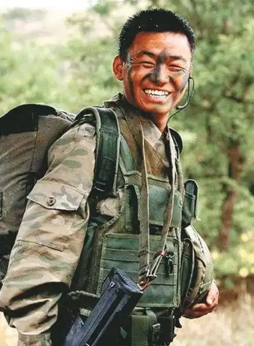 王宝强获奖黄渤表情耐人寻味,台下谁是真兄弟一目了然

