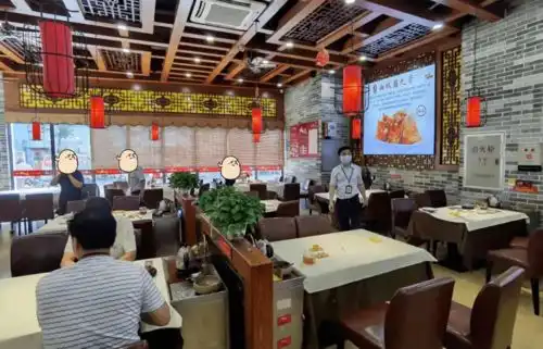 高明严查餐饮店堂食
