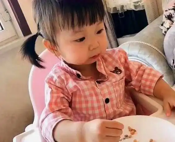 萌宝被妈妈打屁股,表情超委屈,网友样子好可怜啊
