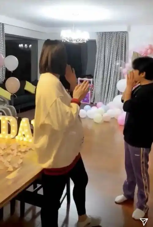 王祖蓝晒为老婆庆生现场,李亚男挺巨肚与他接吻,蔡少芬表情亮了
