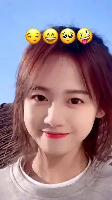 小姐姐模仿emoji表情,她的颜艺无可挑剔,这也太可爱了吧
