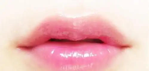 不同唇形需要用不同的化妆方式,同时推荐最适合你的口红色号
