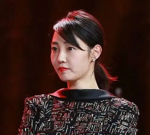 白百何离婚后登台颁奖,遭范冰冰无视还被她一把推开

