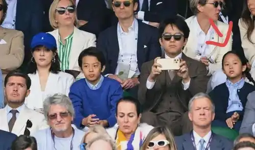 孙俪一家四口去英国看比赛邓超穿3.2w西装,小花表情嫌弃太搞笑

