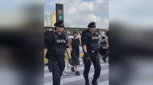 国庆期间上海外滩执勤特警再次火出圈英姿飒爽帅气逼人
