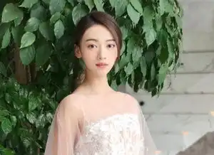 洪尧秒删与吴谨言亲密合照,于正出面澄清爱咋咋地
