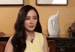 杨幂现身筑梦情缘发布会,面无表情脸部显得憔悴,网友纷纷表示心疼大幂幂
