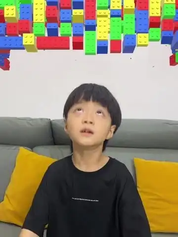 新年快乐看恺恺变身铠甲勇士
