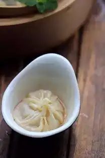 在家自制美味灌汤包,一口下去满满的汤汁
