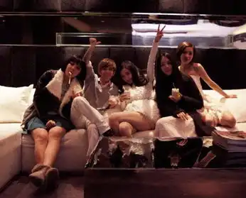 杨幂与众女星囧合影表情单一最爱剪刀手四
