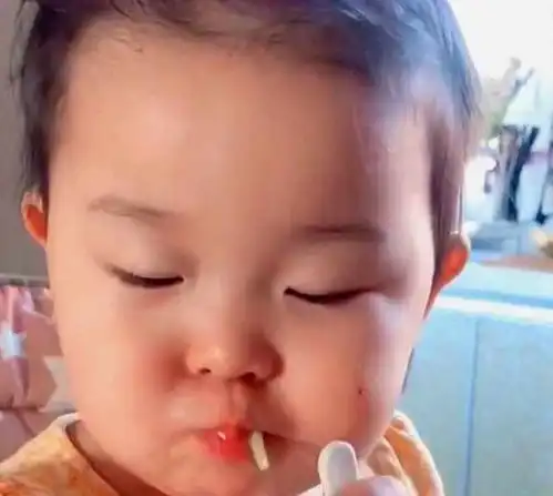 宝宝看见食物不好吃,拒绝的表情气的可爱极了网友真淘气
