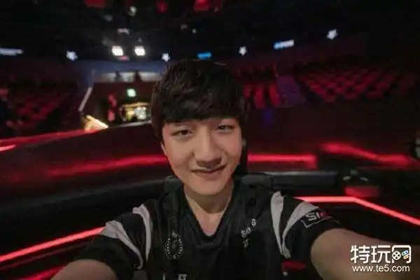 lck官方发布选手自拍上单smeb成搞笑担当
