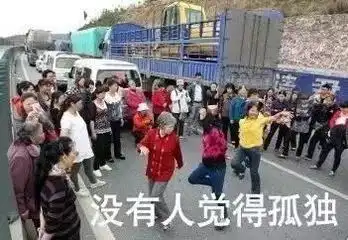 看呆路遇大堵车,竟是一个大爷搬着煤气罐在马路中煮面