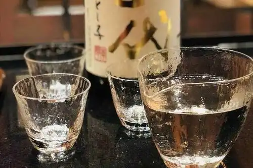 男子在日本料理店喝清酒时察觉出有尿骚味,经理确实是尿
