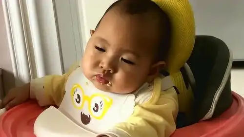 宝宝吃着饭就睡着了,这小表情太可爱了
