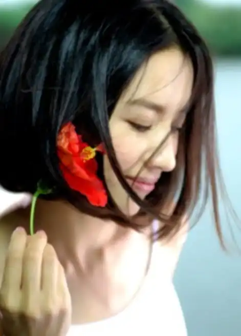 董洁片场学儿子吐舌卖萌,小表情比顶顶还萌,顽皮的像3岁孩子
