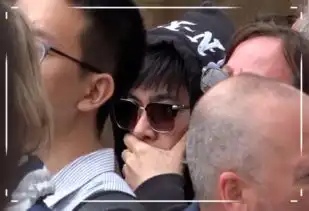 宠妻狂魔周杰伦又撒狗粮,低调陪昆凌戛纳走红毯,真的太甜了
