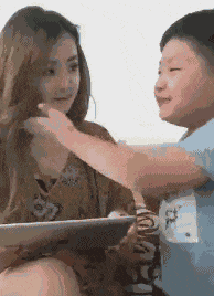 搞笑gif女朋友都这么生气了你还敢吃饭吗
