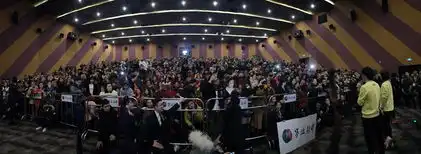 大闹天竺路演王宝强秀表情包玩不停
