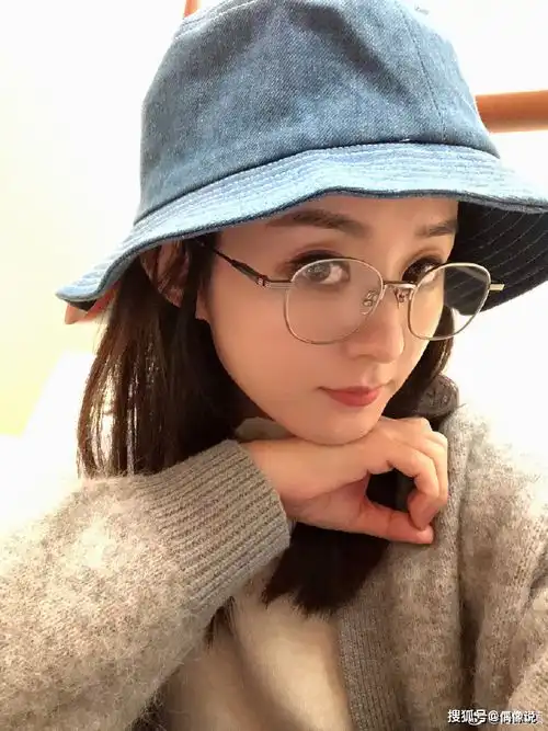 赵丽颖产后眼睛发炎空降超话发了3条动态就溜,留下一堆表情包

