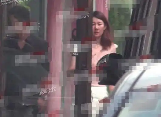 王宝强冯青合体,走路隔段距离无亲密举动,两人表情憔悴显冷淡
