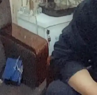62岁毕福剑近照太苍老,瘫坐沙发表情呆滞,屋里家具泛白破损