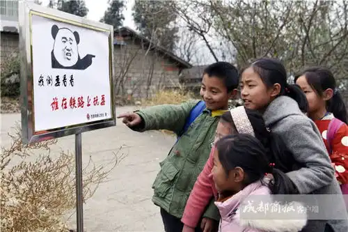表情小学生横穿铁路好危险一组萌萌哒表情包帮他们安全出行表情
