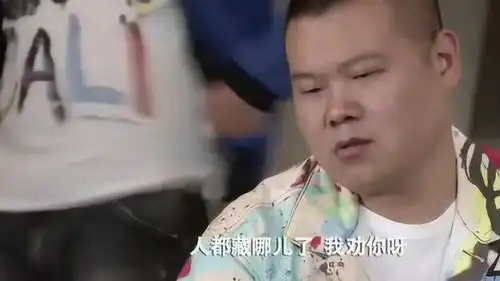 欢乐喜剧人小岳岳被张小斐无情吐槽,他这么大的脸得买xxxl号的
