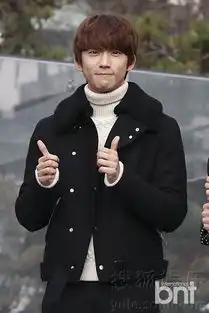 防弹少年团b1a4等出席活动搞怪表情逗粉丝
