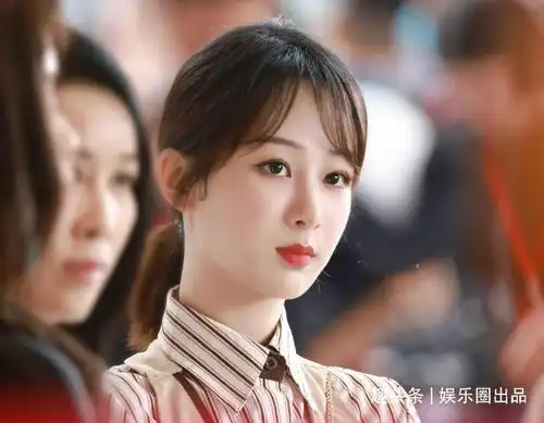 杨紫录节目被路透,谁留意到她手中的电风扇,少女心藏不住啊
