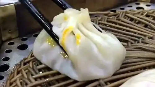 正宗的小笼包,这个吃法太馋人了,狠狠地咽口水
