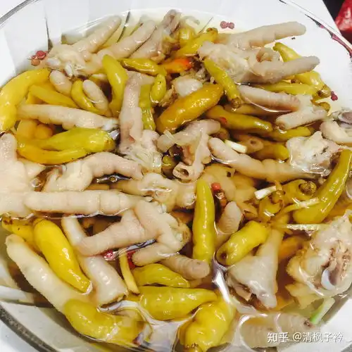 你想不想来点泡椒凤爪和瓶啤酒呢
