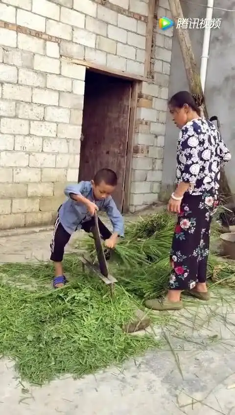 这个表情包要火,小孩子太搞笑了,太有表演天赋了
