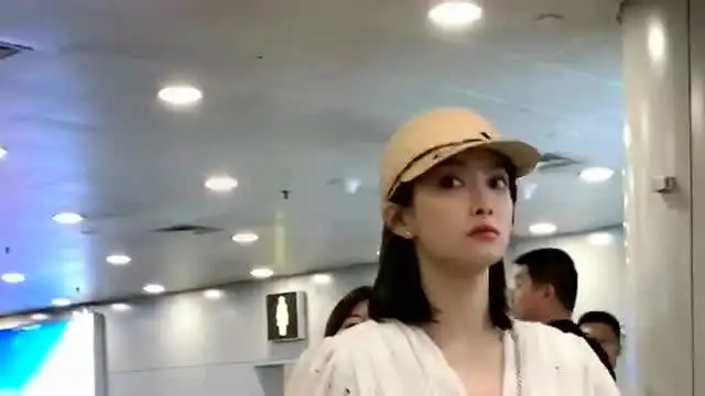 宋茜在机场走出表情包,过分可爱了,做回导师又能一本正经
