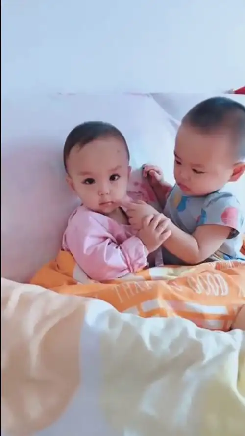 可爱的双胞胎宝宝,接下来宝宝的反应,真是太可爱了
