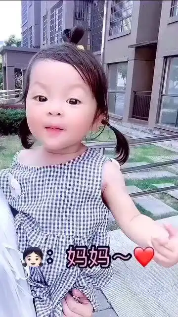 萌娃看到不同人的表情是不一样的,不管看到谁,眼睛里都是有光的
