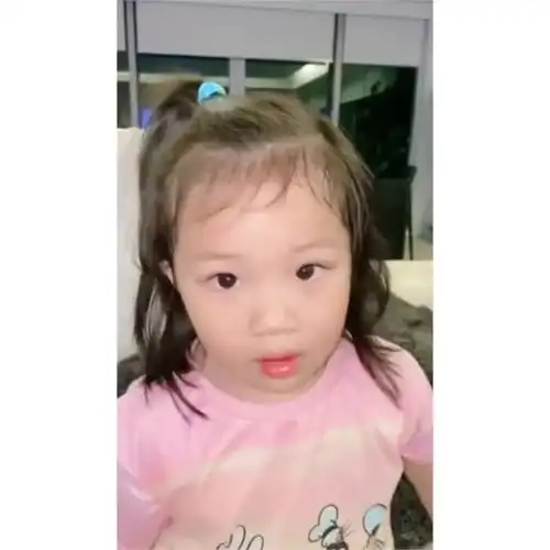 王祖蓝晒一家三口模仿视频女儿gabby摇头晃脑做表情超可爱
